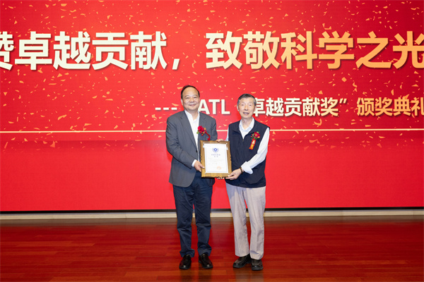 致敬“中國鋰電之父”，寧德時代為陳立泉院士頒發“卓越貢獻獎”
